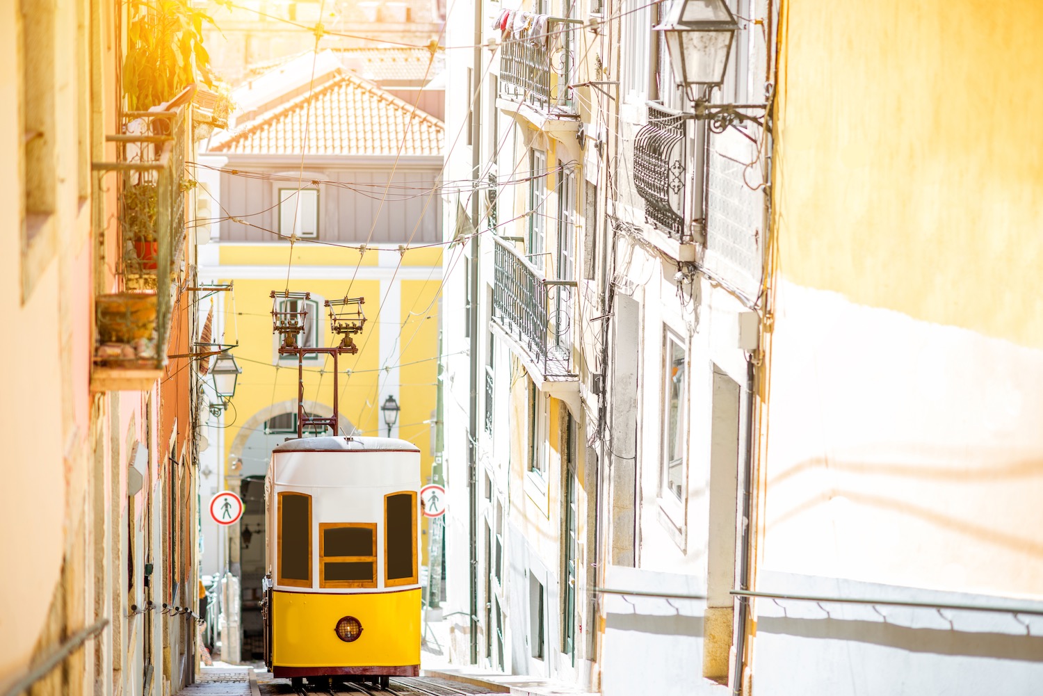 Funicular de Lisboa en calle estrecha