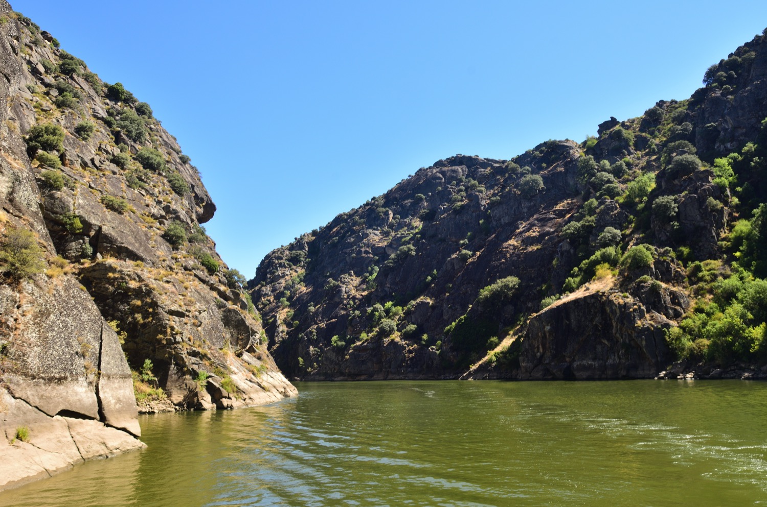 paseo en barco por los arribes del duero