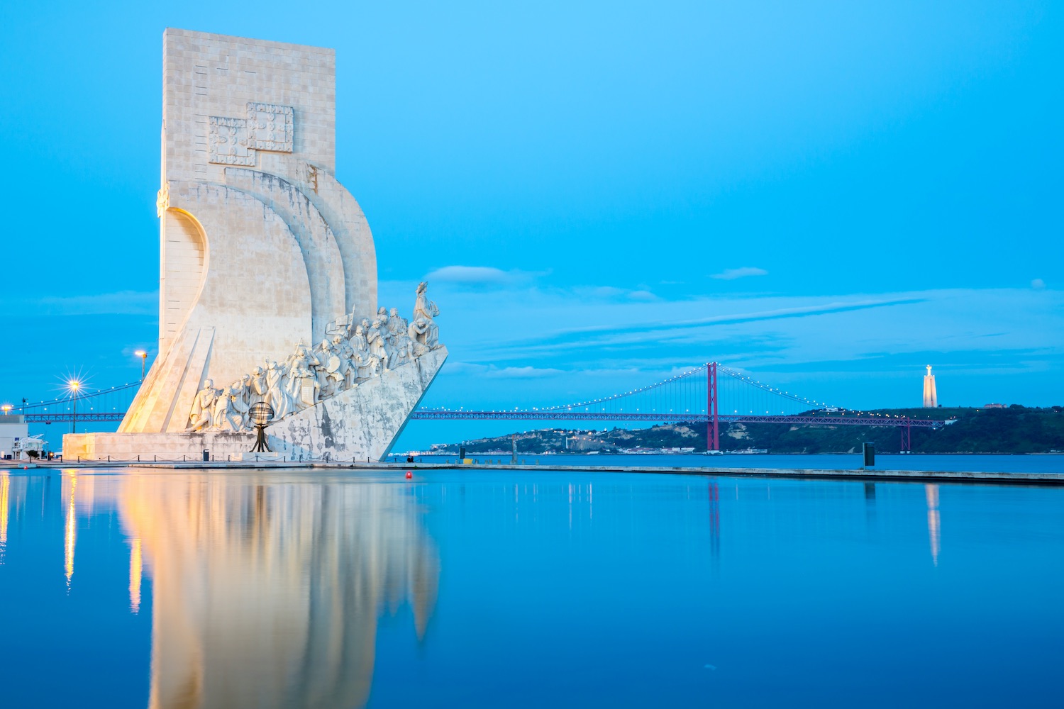 Reflejo del monumento a los descubrimientos en el mar de lisboa