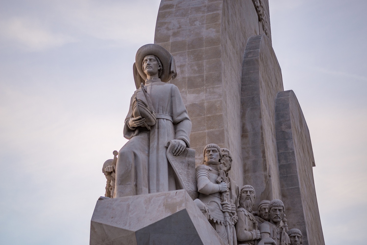 Vista de cerca del monumento de los descubridores