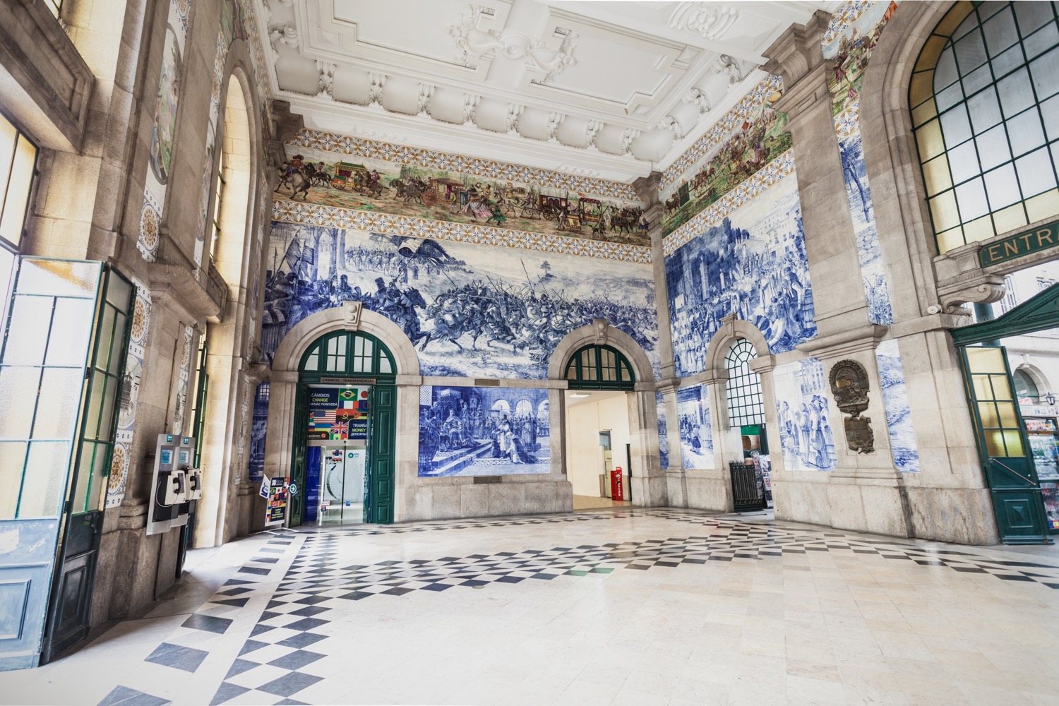 Interior de la estación sao bento de oporto