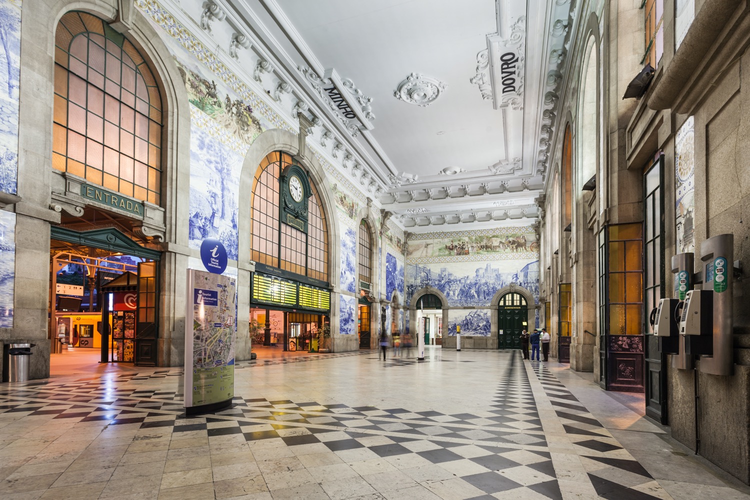 Interior de la estación sao bento de oporto