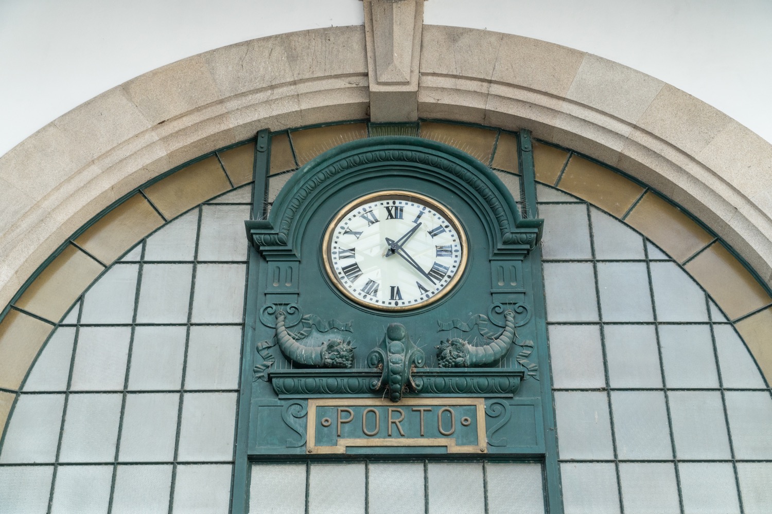 Reloj en la estación de Oporto