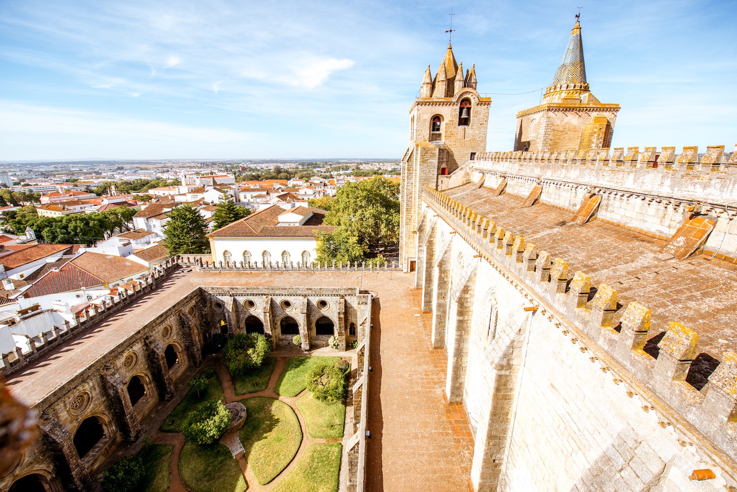 Vistas desde el patio de la catedral de Évora