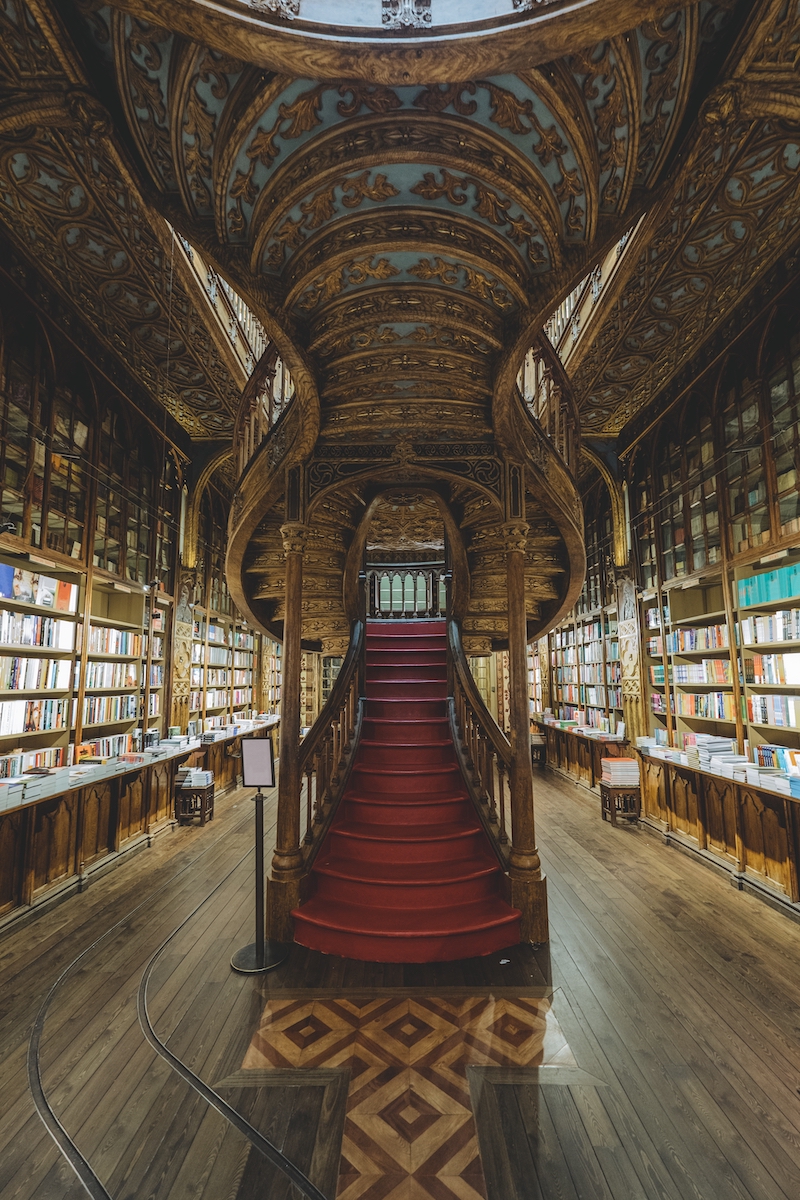 Interior de la librería lello en oporto