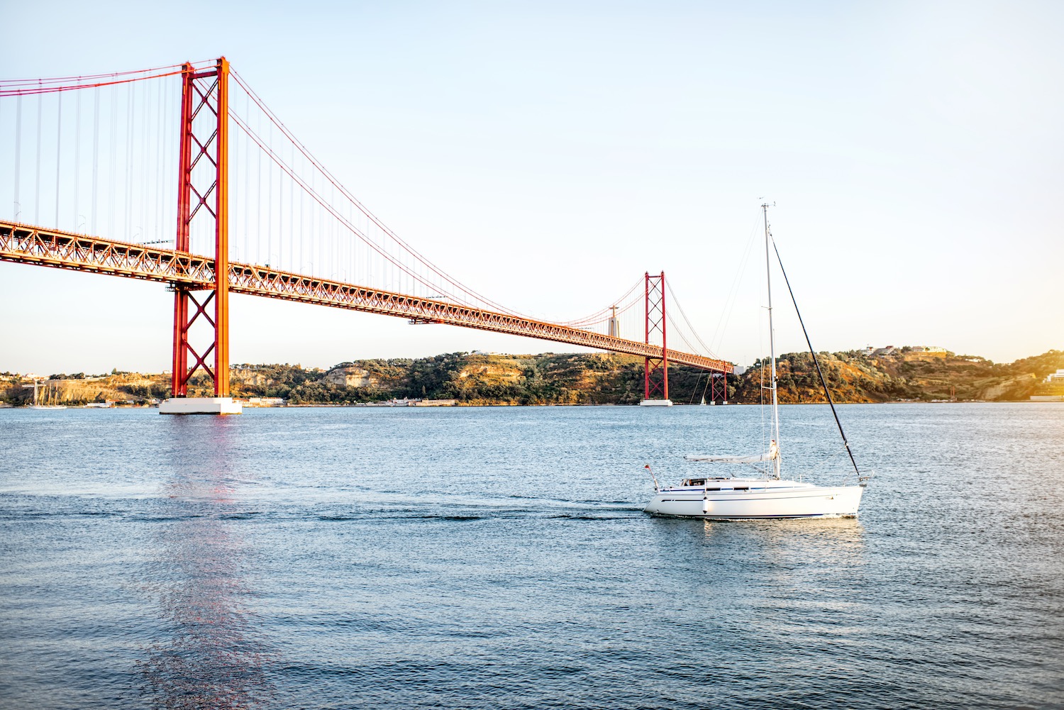 paseo en barco por el tajo sobre el puente 25 de abril