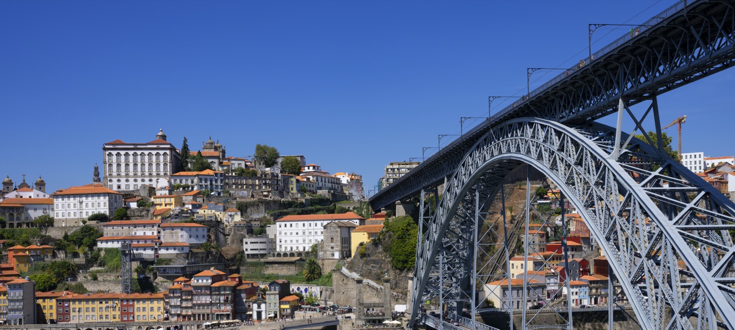 Vista lateral del puente Luis I de Oporto
