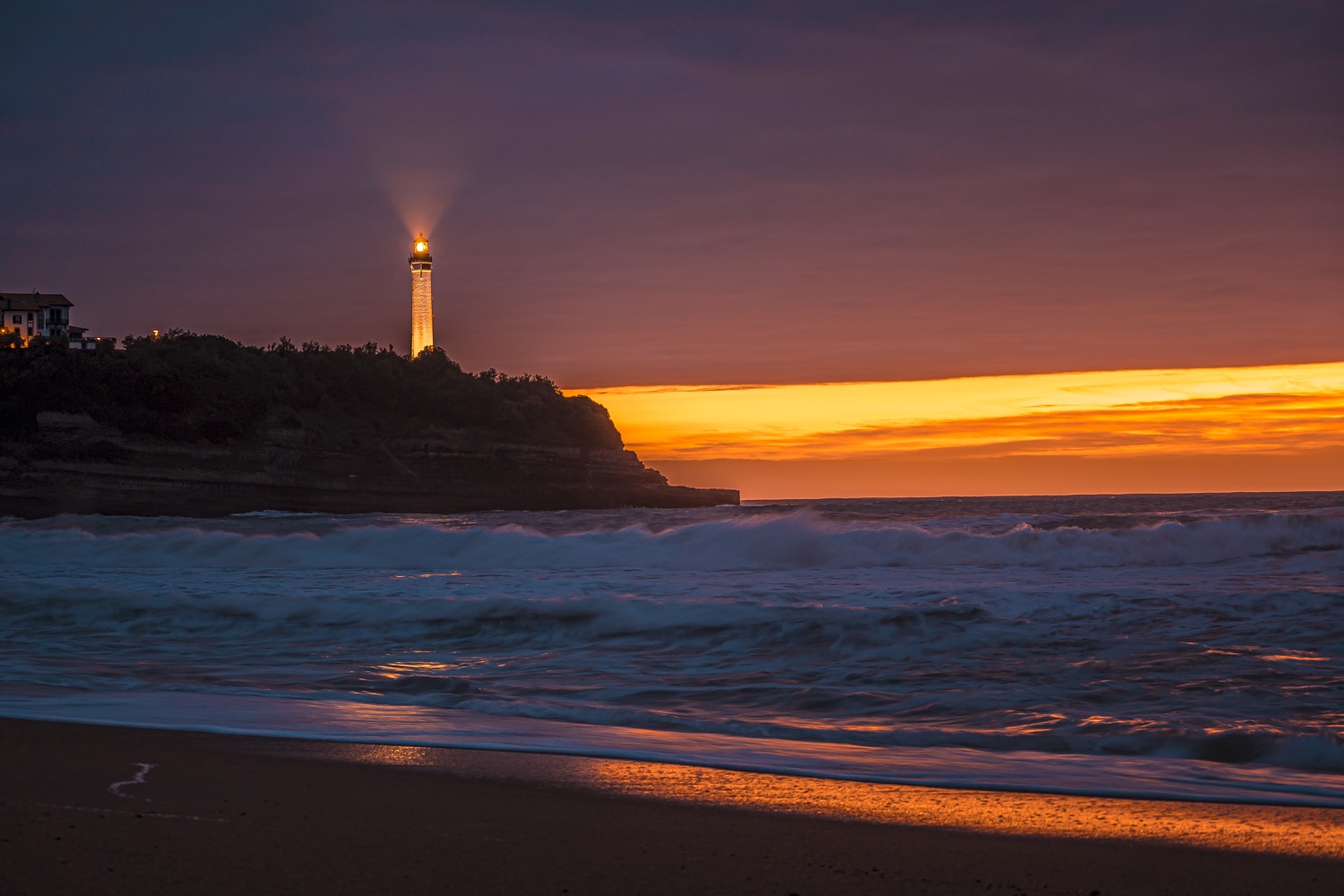 FAro de Biarritz al anochecer