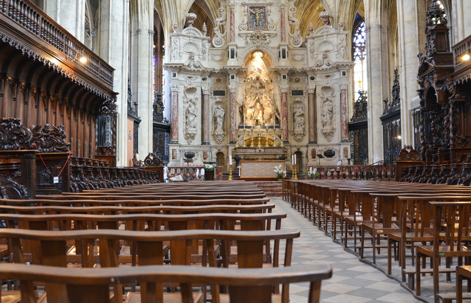 Interior de la catedral de toulouse