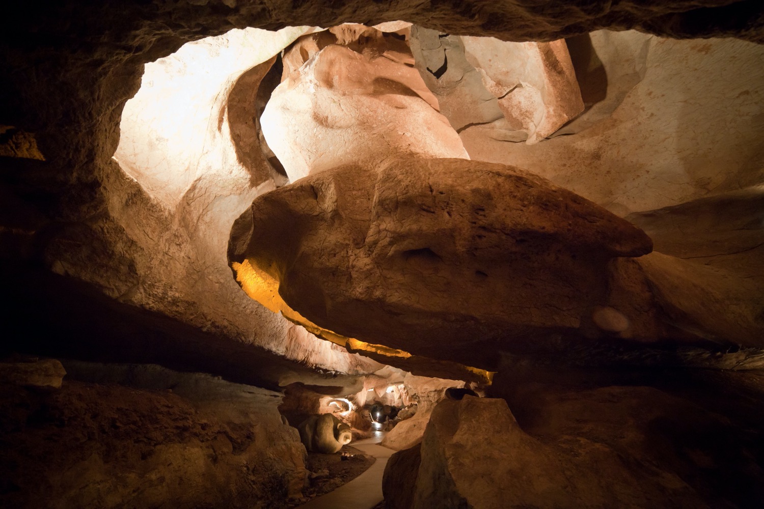 Interior de las cuevas de Sara