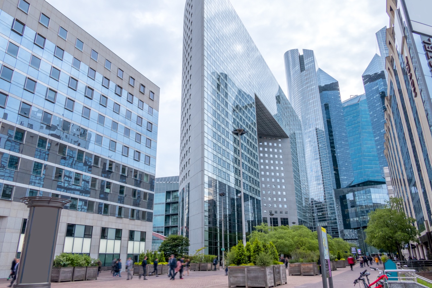 edificios modernos en el barrio de la defense