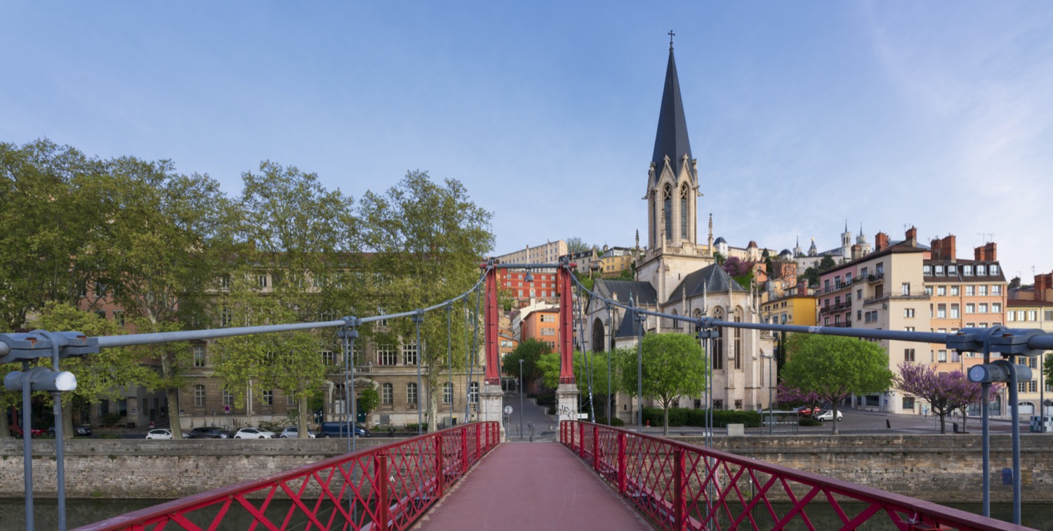 Famoso puente rojo en Lyon