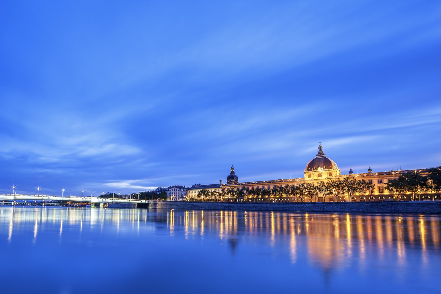 Lyon iluminado por la noche