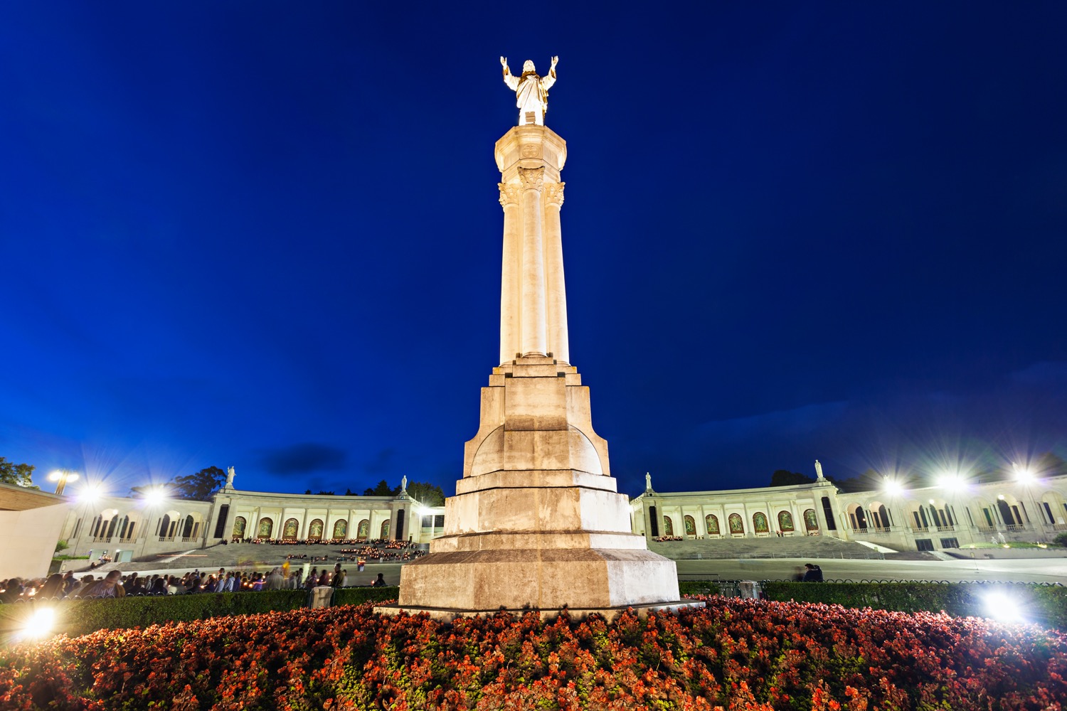 Plaza del santuario de fátima por la noche