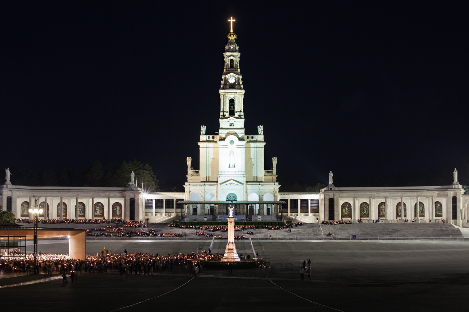 El santuario de fátima por la noche