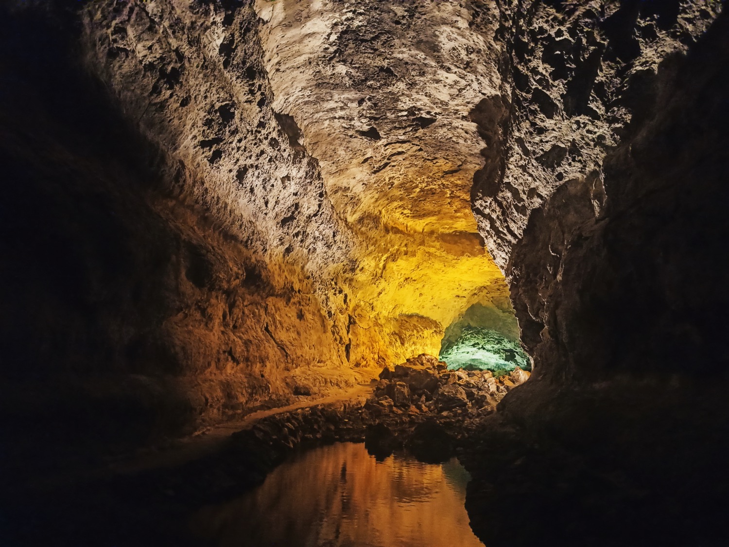 Interior de la cueva de los verdes