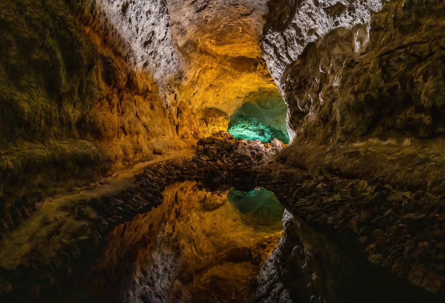 Reflejos en el agua de la cueva de los verdes en lanzarote