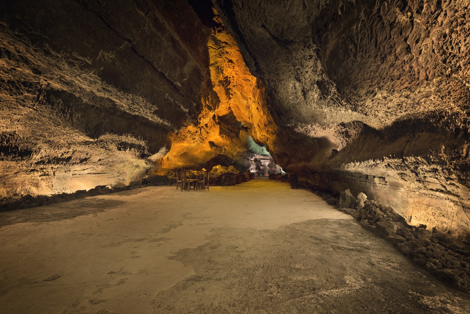 Interior de la cueva de los verdes en lanzarote