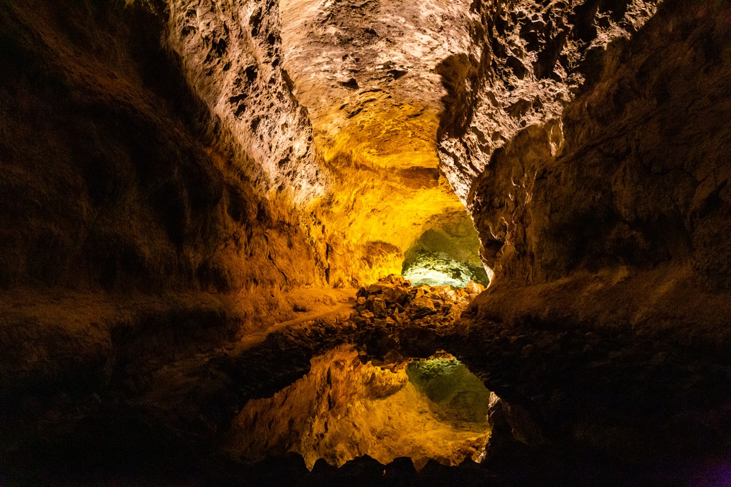 iluminación de la cueva de los verdes