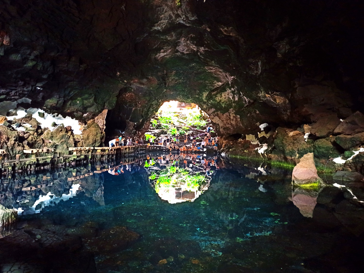 Agua cristalina en los jameos del agua