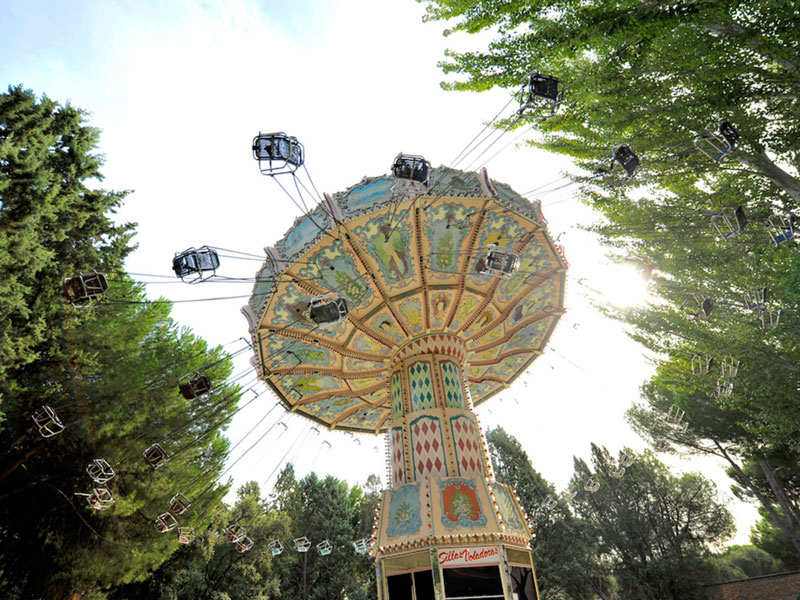 Sillas voladoras en el parque de atracciones de madrid