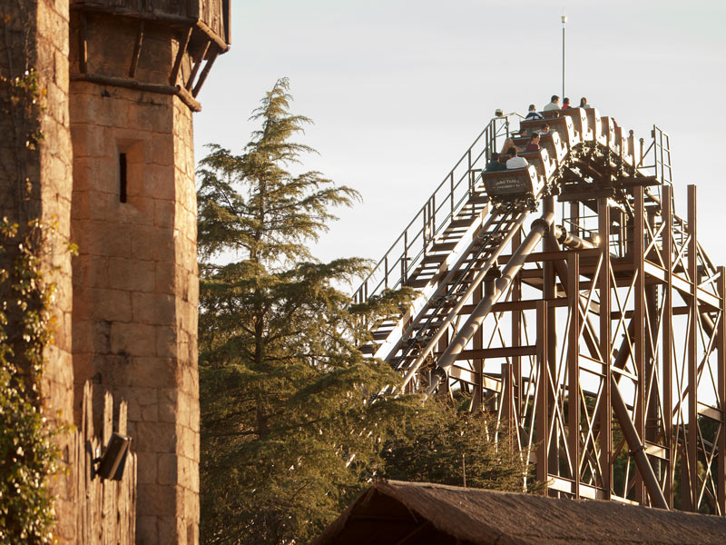 montaña rusa infantil en el parque de atracciones de madrid