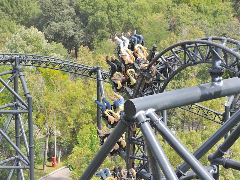 Montaña rusa en el parque de atracciones de Madrid