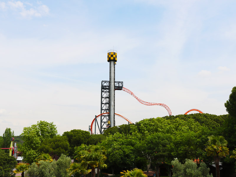 vista de la lanzadera desde la zona infantil del parque de atracciones de madrid