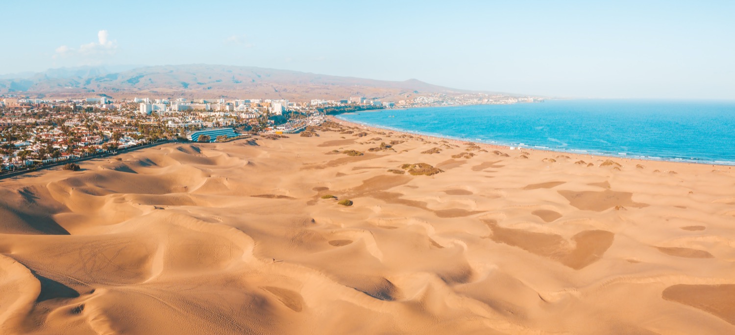 vista de dunas y hoteles en maspalomas
