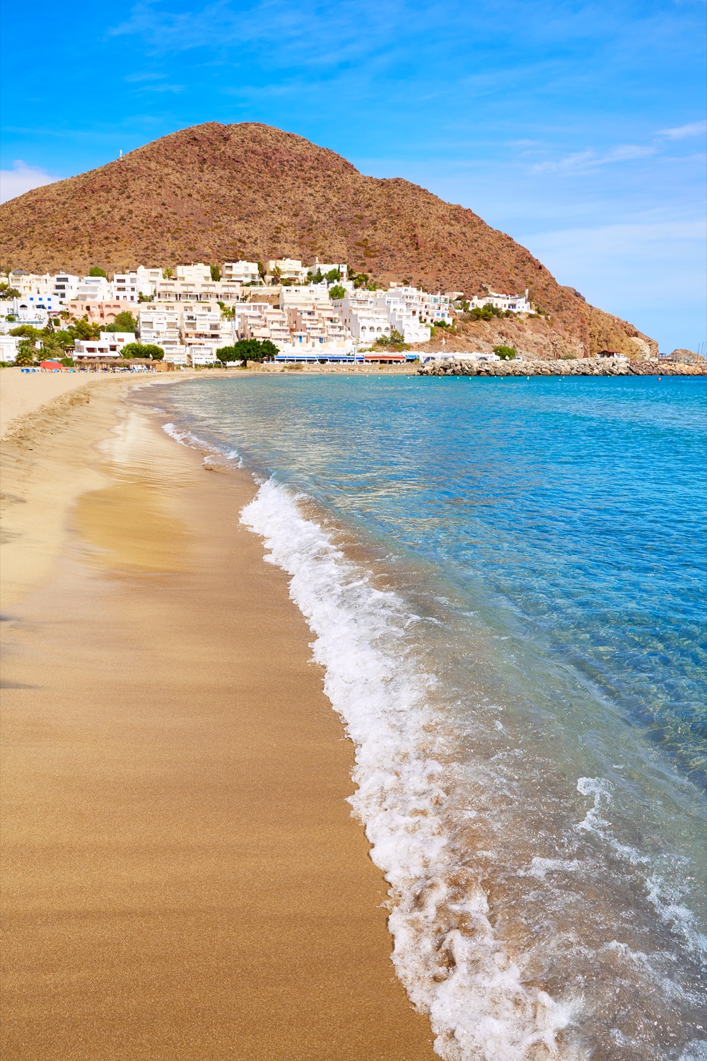 Playa de aguas cristalinas en san josé